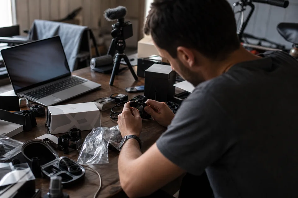 Reviewer testing products for a comparison article